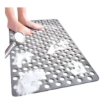 Tapete antideslizante gris con orificios para ducha, pies descalzos mojados y jabón.