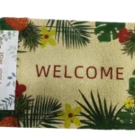 Tapete de bienvenida color beige con borde de piñas y hojas tropicales verdes; texto "WELCOME" en rojo.