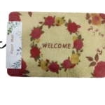 Tapete de piso color beige con textura de filamentos, borde rojo y diseño de corona de rosas rojas y amarillas con la palabra "WELCOME".