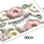 Tapete de baño rectangular 60x40 cm blanco con relieve de flores 3D en tonos pastel rosa y crema.