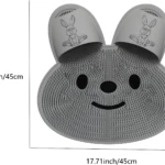 Tapete exfoliante de pies en silicona gris, forma de conejo con orejas para sandalias, mide 45cm, superficie con cerdas para masaje.
