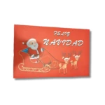 Tapete rectangular rojo con Santa Claus en su trineo dorado y tres renos blancos, texto "Feliz Navidad" en blanco.