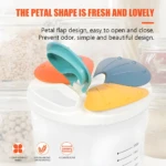 Tarro organizador blanco para granos con tapas tipo pétalo en naranja, azul y amarillo. Diseño de 4 compartimentos.