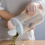 Tarro organizador transparente para granos de cocina con dispensador giratorio, gris, rosa y azul.