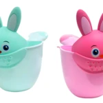 Dos tazas regaderas de baño para bebé, una turquesa y una rosa, con diseño de cabeza de conejo y orificios para enjuague suave.