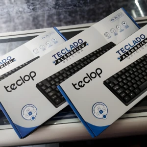 Tres cajas de Teclado Alambrico Teclop Oficina, fondo blanco con borde azul, mostrando teclado negro y teclas WASD destacadas.