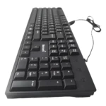 Teclado negro alámbrico USB de tamaño completo con disposición en español, vista angular detallando teclas numéricas y la marca Martech.