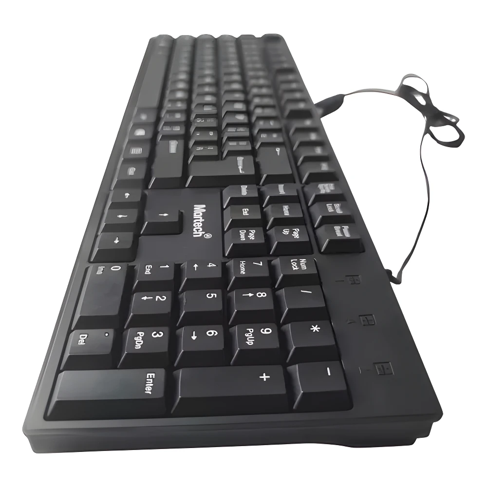 Teclado negro alámbrico USB de tamaño completo con disposición en español, vista angular detallando teclas numéricas y la marca Martech.