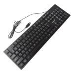 Teclado alámbrico USB negro, diseño QWERTY en ángulo sobre fondo blanco, marca Martech visible.