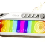 Piano de juguete electrónico infantil "Rainbow Piano" blanco con 7 teclas multicolor brillantes y botones de función.