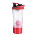 Termo shaker de proteína transparente con base y tapa roja, incluye batidor de malla interno.