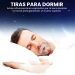 Hombre durmiendo con tiras para dormir antirronquidos en la boca.