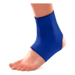 Tobillera de soporte de tobillo en neopreno azul vibrante, cubierta parcialmente sobre pie humano.