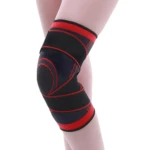 Tobillera deportiva negra con detalles rojos, transpirable, para protección en entrenamiento intenso.