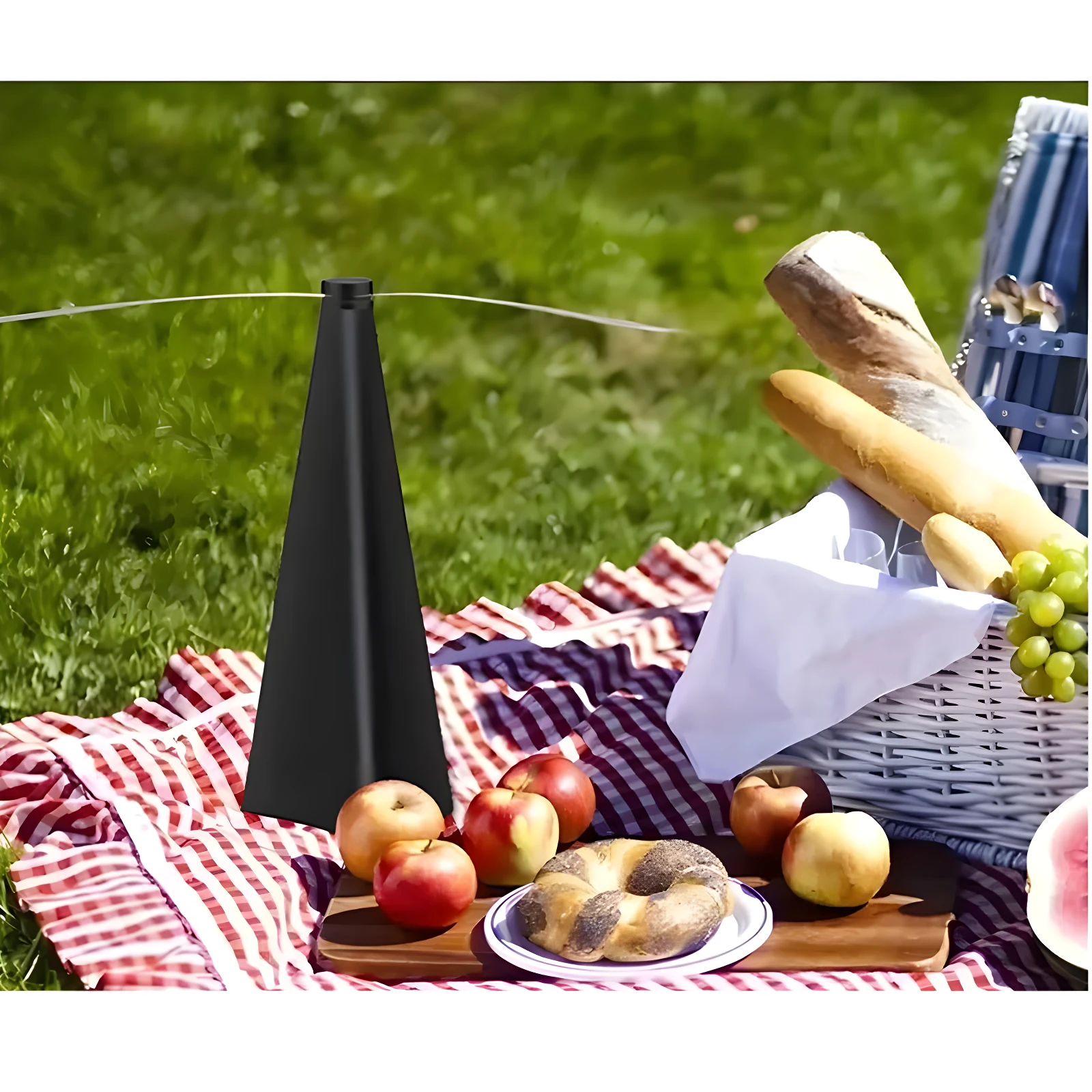 Ventilador negro cónico portátil, ahuyenta insectos de picnic con frutas y cesta de mimbre.
