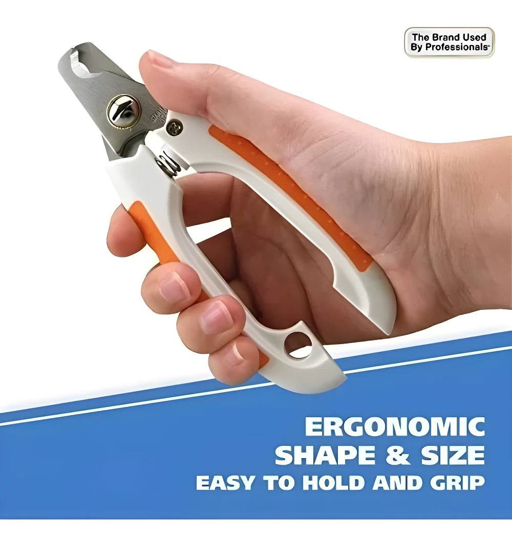 Mano sujetando cortaúñas profesional para mascotas con mango ergonómico blanco y detalles naranjas, ideal para agarre seguro.