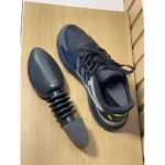 Zapatero conservador de horma Adidas negro gris azul.