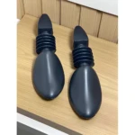 Dos hormas negras para zapatos y tenis, con fuelle ajustable, de plástico, para mantener su forma.