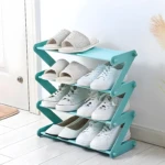 Zapatera organizadora de 4 niveles en color turquesa con diseño en zigzag, exhibiendo pantuflas y zapatos deportivos blancos.