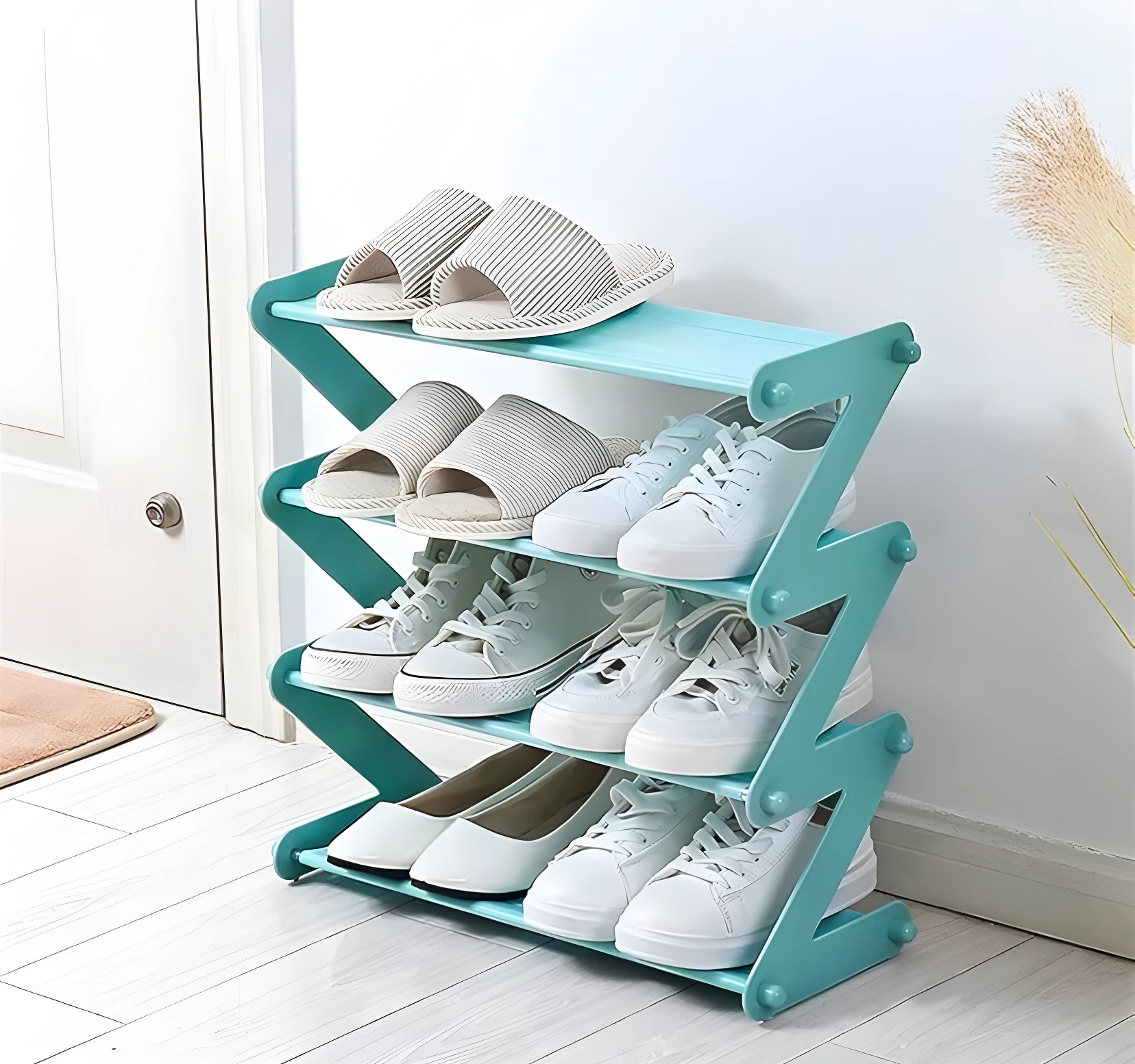 Zapatera organizadora de 4 niveles en color turquesa con diseño en zigzag, exhibiendo pantuflas y zapatos deportivos blancos.