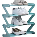 Zapatera organizadora de 4 niveles color verde azulado, tipo zigzag, con pantuflas, tenis gruesos, de caña alta y balerinas blancos.