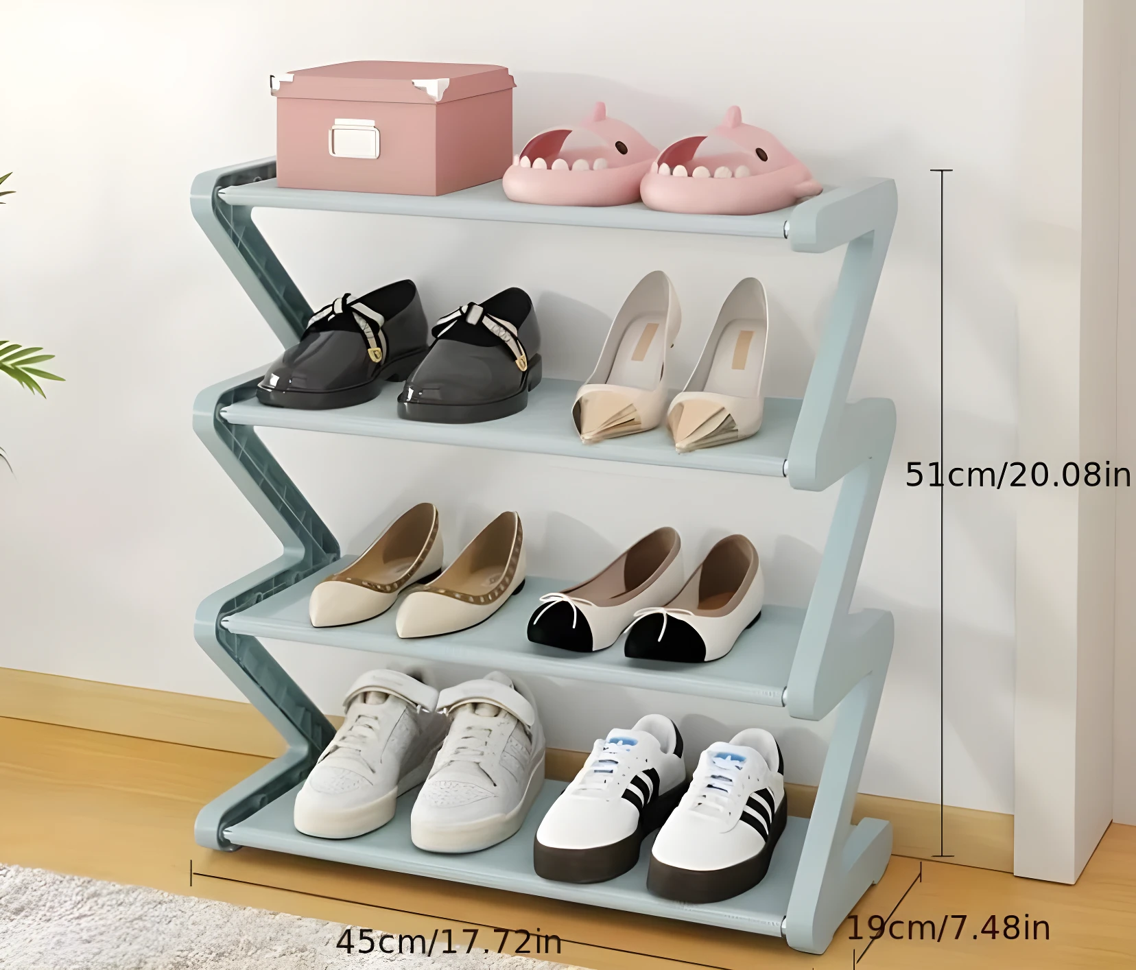 Zapatera organizadora de 4 niveles, color azul claro, con diseño en zig-zag. Mide 51cm de alto y 45cm de ancho. Exhibe varios pares de zapatos.