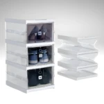 Zapatero plegable blanco de 3 niveles con tapas transparentes mostrando zapatos de tacón, botines azules y zapatillas negras.