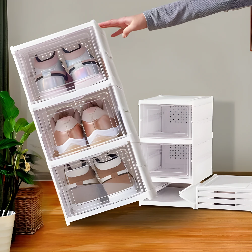 Zapatero blanco de 3 niveles apilables con tapa transparente exhibe zapatillas deportivas en interior.