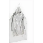 Bolsa para ropa al vacío 105x70cm, transparente, con prenda gris colgada dentro.