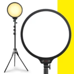 Panel de luz LED circular para fotografía con trípode, pantalla digital de brillo 100, fondo blanco y amarillo.