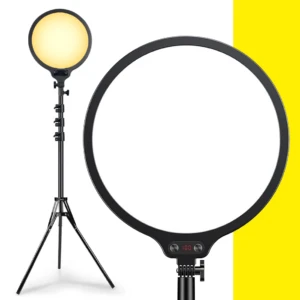 Panel de luz LED circular para fotografía con trípode, pantalla digital de brillo 100, fondo blanco y amarillo.