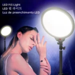 Panel de luz LED circular blanco para fotografía con tripode, ilumina a modelo femenina con joyería.