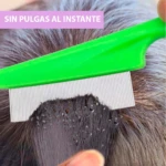 Peine antipulgas con mango verde y dientes metálicos finos, atrapando pulgas en cabello oscuro. Texto "SIN PULGAS AL INSTANTE".
