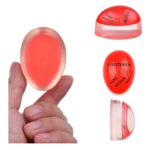 Temporizador de cocción para huevos, rojo, con indicaciones de cocción: duro, medio, blando. Se muestra uno sujeto en mano.