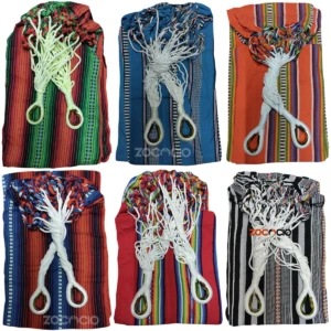 Hamacas de colores con cuerdas blancas y aros metálicos para colgar, 6 modelos diferentes.