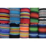 Hamaca tejida ZOCACIO, aros metálicos, vibrantes rayas de colores, para relajación al aire libre.