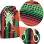 Hamaca tejida de colores vivos, con cordones y aros metálicos, ideal para exteriores y relajación.