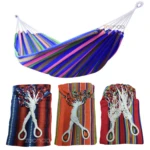 Hamaca colorida tejida, tres variantes plegadas con aros metálicos, ideal para relajación al aire libre.