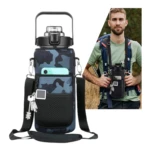 Funda de termo deportivo 2L camuflada azul con bolsillo frontal, correa ajustable y llavero. Ideal para actividades al aire libre.