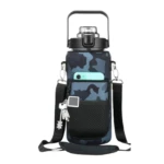 Funda de termo deportivo 2L camuflada azul, con bolsillo frontal para celular, llaves colgando y correa ajustable.