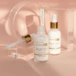 Sérum Bio-Retinol Dermhelp en frasco blanco con aplicador dorado, sobre fondo rosa con luces y texturas.