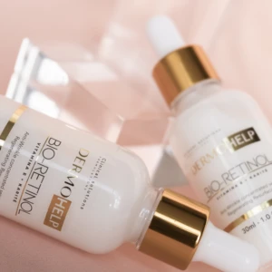 Sérum facial Bio-Retinol en frasco de vidrio blanco con aplicador dorado, ideal para regenerar y reducir arrugas.