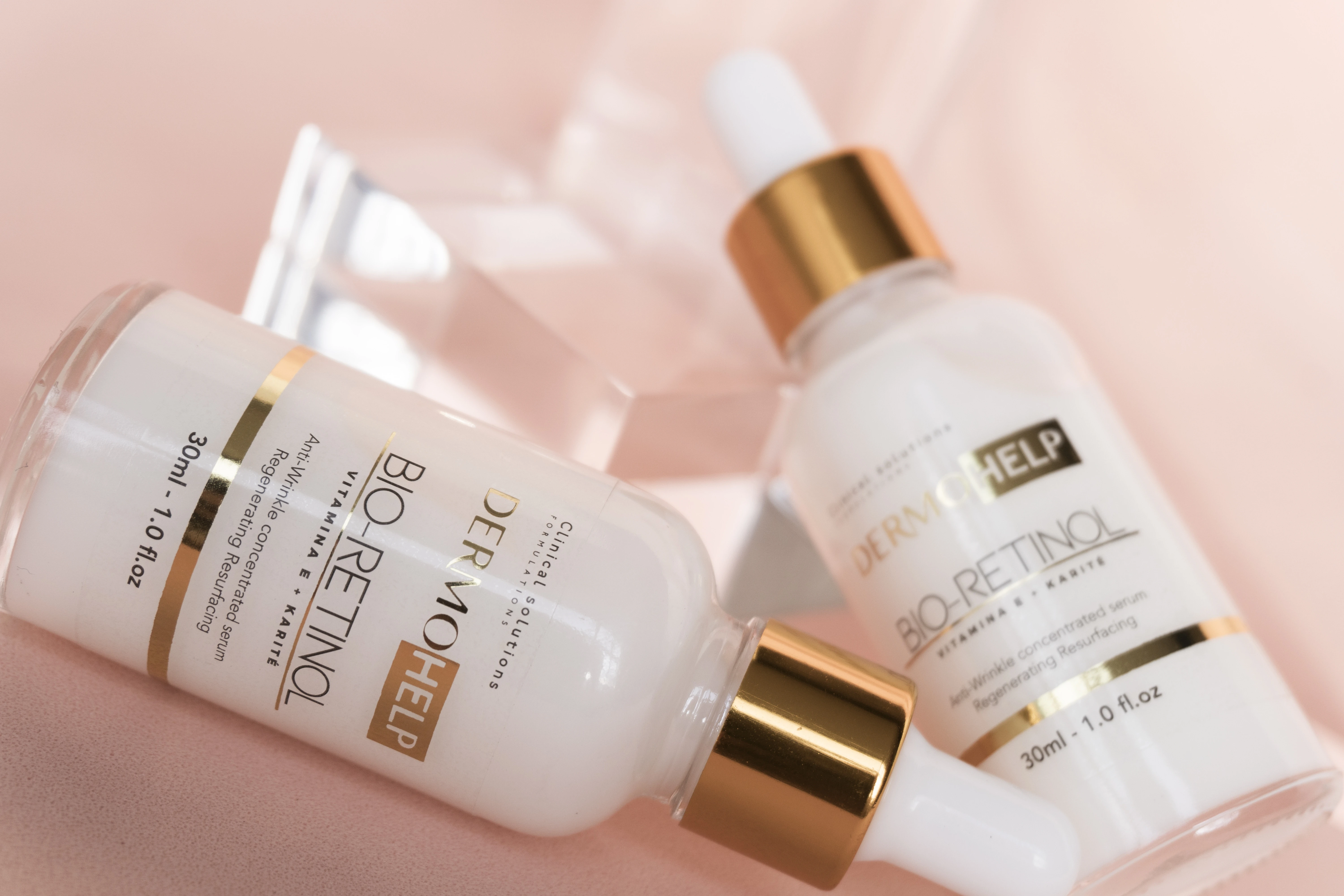 Sérum facial Bio-Retinol en frasco de vidrio blanco con aplicador dorado, ideal para regenerar y reducir arrugas.