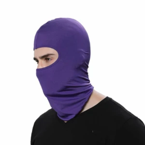 Pasamontañas morado para ciclismo o motocicleta, cubre cabeza y cuello, expone ojos.