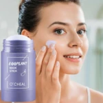 Mascarilla en barra de pepino O'Cheal para limpieza facial, aplicada por mujer joven.