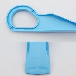 Elevador de colchón azul de plástico con mango curvo y base ancha para facilitar el levantamiento de colchones.