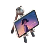 Soporte para celular metálico con diseño de gato plateado y patitas, sosteniendo un móvil con de anime.