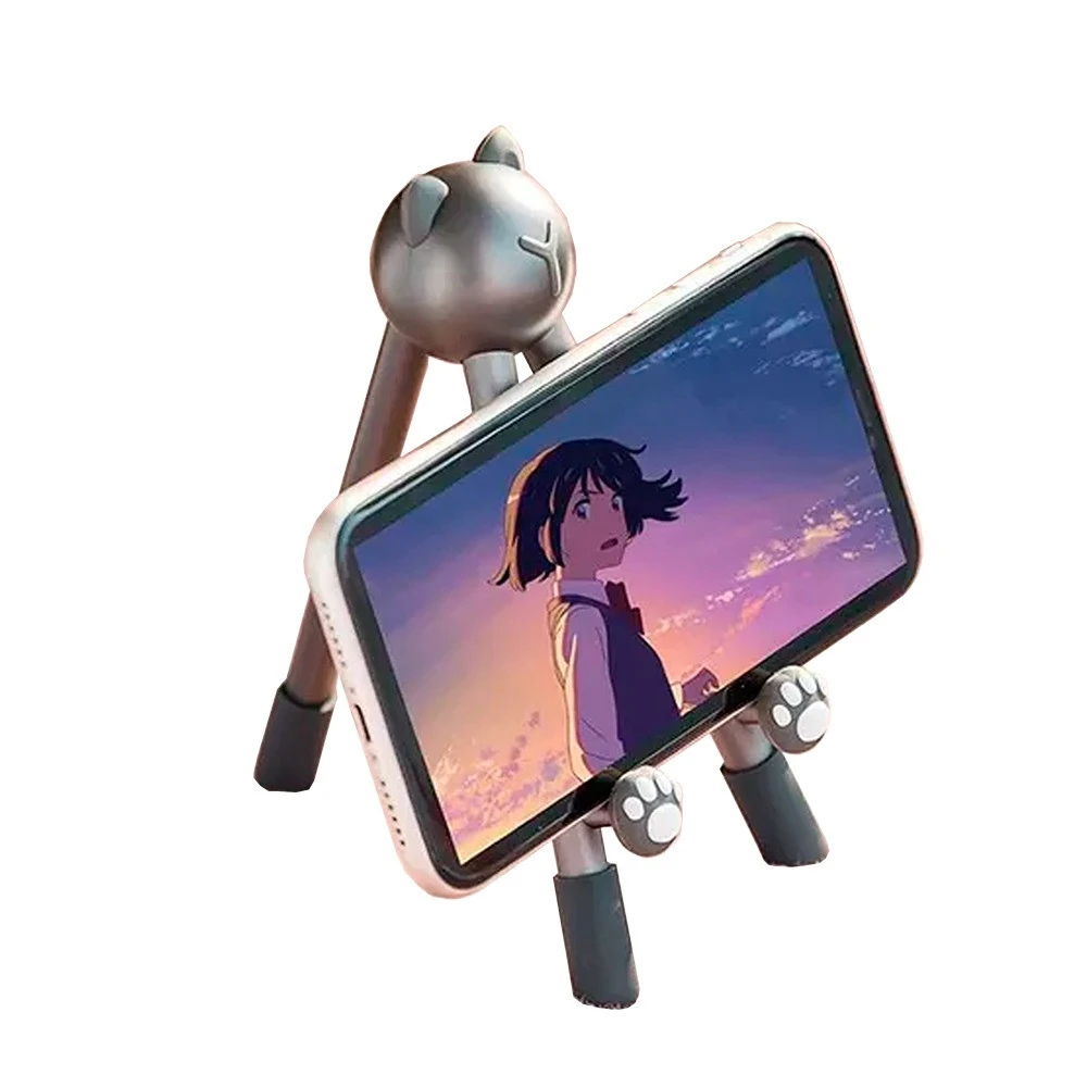 Soporte para celular metálico con diseño de gato plateado y patitas, sosteniendo un móvil con de anime.