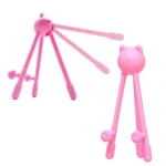 Soporte para celular rosa con diseño de gato y dos bases de apoyo ajustables, ideal para móviles.
