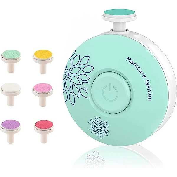Lima eléctrica para uñas de bebé color menta con diseño floral, botón de encendido central y seis cabezales de repuesto con lijas de distintos colores.
